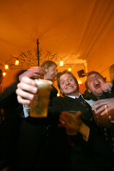 \"Nijmegen, 28-01-2008. Studenten van een dispuut van Carolus Magnus houden een biercantus in pand Diogenes en zingen liederen zoals de Wild Rover en drinken en gooien daar bier bij.\"