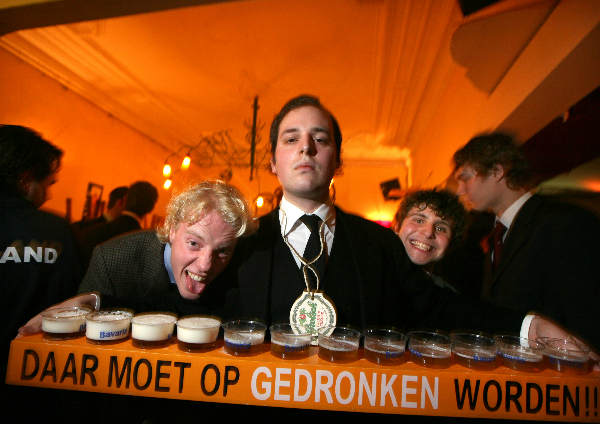 \"Nijmegen, 28-01-2008. Studenten van een dispuut van Carolus Magnus houden een biercantus in pand Diogenes en zingen liederen zoals de Wild Rover en drinken en gooien daar bier bij.\"