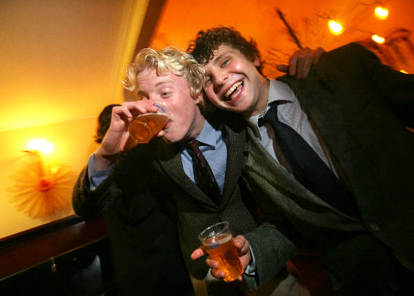 \"Nijmegen, 28-01-2008. Studenten van een dispuut van Carolus Magnus houden een biercantus in pand Diogenes en zingen liederen zoals de Wild Rover en drinken en gooien daar bier bij.\"