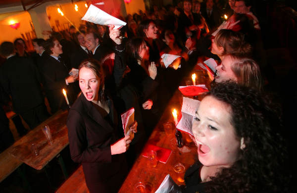 \"Nijmegen, 28-01-2008. Studenten van een dispuut van Carolus Magnus houden een biercantus in pand Diogenes en zingen liederen zoals de Wild Rover en drinken en gooien daar bier bij.\"