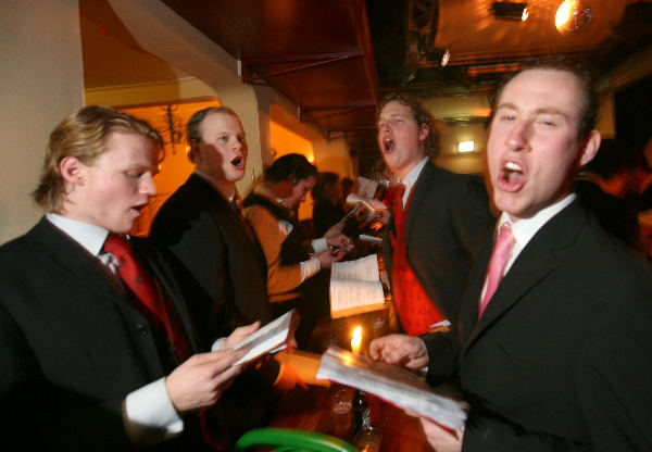 \"Nijmegen, 28-01-2008. Studenten van een dispuut van Carolus Magnus houden een biercantus in pand Diogenes en zingen liederen zoals de Wild Rover en drinken en gooien daar bier bij.\"