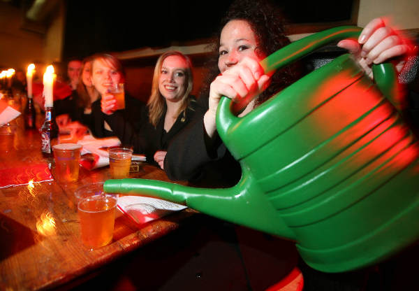 \"Nijmegen, 28-01-2008. Studenten van een dispuut van Carolus Magnus houden een biercantus in pand Diogenes en zingen liederen zoals de Wild Rover en drinken en gooien daar bier bij.\"