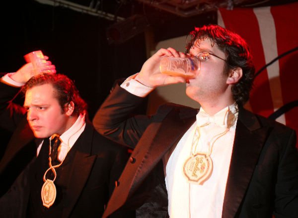 \"Nijmegen, 28-01-2008. Studenten van een dispuut van Carolus Magnus houden een biercantus in pand Diogenes en zingen liederen zoals de Wild Rover en drinken en gooien daar bier bij.\"