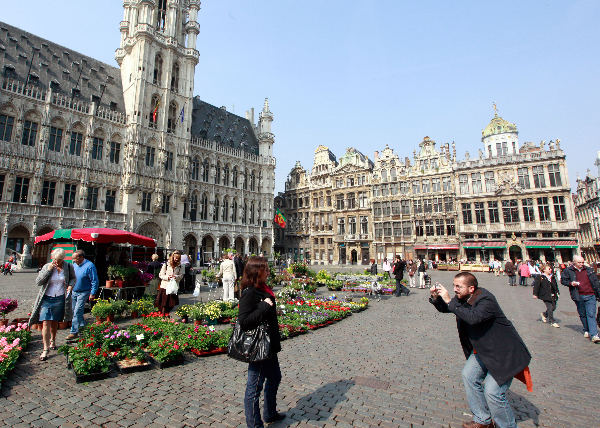 \"Brussel, 15-04-2009. Bezoek bewoners uit Nijmegen Oost aan het Europees Parlement te Brussel. Zij waren daar opuitnodiging van Maria Martens, lid Europees Parlement\"
