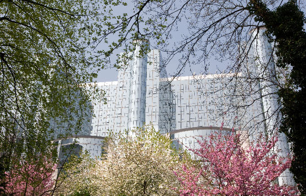 \"Brussel, 15-04-2009. Bezoek bewoners uit Nijmegen Oost aan het Europees Parlement te Brussel. Zij waren daar opuitnodiging van Maria Martens, lid Europees Parlement\"