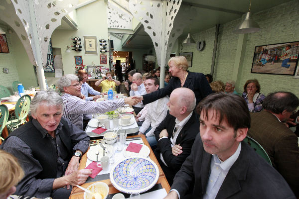 \"Brussel, 15-04-2009. Bezoek bewoners uit Nijmegen Oost aan het Europees Parlement te Brussel. Zij waren daar opuitnodiging van Maria Martens, lid Europees Parlement
Tijdens lunch schuift Maria aan\"