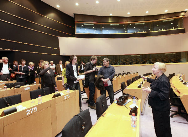 \"Brussel, 15-04-2009. Bezoek bewoners uit Nijmegen Oost aan het Europees Parlement te Brussel. Zij waren daar opuitnodiging van Maria Martens, lid Europees Parlement .In een van de vergaderzalen geeft Maria toelichting.\"