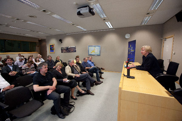 \"Brussel, 15-04-2009. Bezoek bewoners uit Nijmegen Oost aan het Europees Parlement te Brussel. Zij waren daar opuitnodiging van Maria Martens, lid Europees Parlement\"