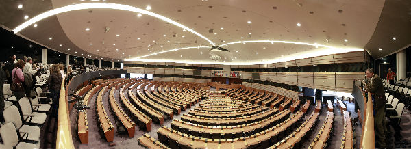 \"Brussel, 15-04-2009. Bezoek bewoners uit Nijmegen Oost aan het Europees Parlement te Brussel. Zij waren daar opuitnodiging van Maria Martens, lid Europees Parlement\"