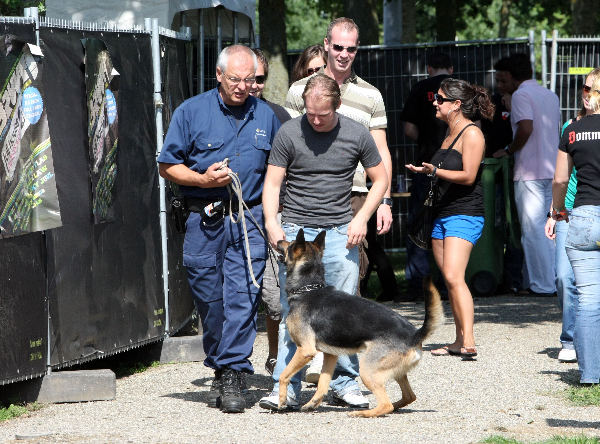 \"Full House party in Huissen. zerotolerance beleid . politiehond benuffelt na eerste ingang gasten en heeft in een uurtje120 keer beet\"