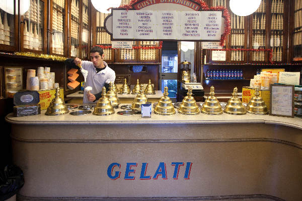 \"December 2010. Milaan , Gelateria Rinomata\"