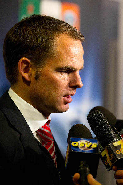 \"December 2010. Milaan , San Siro stadion, Frank de Boer, Ajax\" \"December 2010. Milaan , San Siro stadion, Frank de Boer, Ajax\"