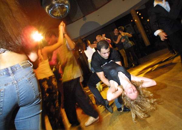 \"Salsa dansavond in Triavum LENTE!!!
red nij
foto: Gerard Verschooten ? FC
17-03-2002\" \"Salsa dansavond in Triavum LENTE!!!
red nij
foto: Gerard Verschooten ? FC
17-03-2002\"