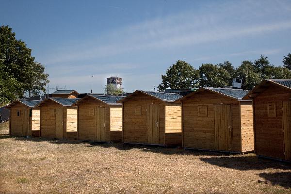 \"Nijmegen, 30-5-2011 . Houten tuinhuisjes op een terrein naast de Vasim. Dit wordt de camping voor bij het Odd-Stream festival.\"