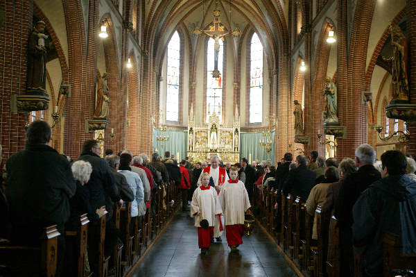 \"Pastoor, kerk Corneliuskerk Beuningen
foto: Gerard Verschooten ?  
15-02-2004\"