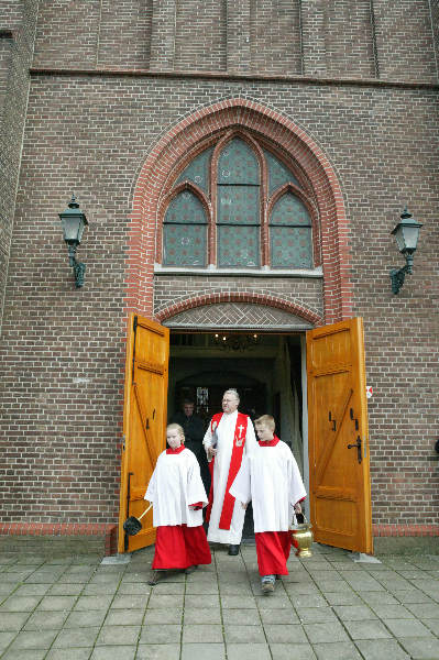\"Pastoor, kerk Corneliuskerk Beuningen
foto: Gerard Verschooten ?  
15-02-2004\"