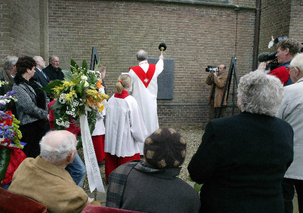 \"Pastoor Corneliuskerk zegent Oorlogsplaquette, Beuningen, familie op de voorgrond
red Elst
foto: Gerard Verschooten ?  
15-02-2004\"