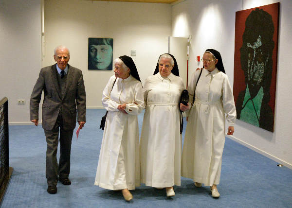 \"3 nonnen in de aula KUN bij promotie
foto: Gerard Verschooten ?  
25-02-2004\"