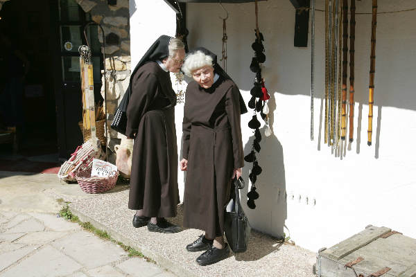 \"Bijbels Openluchtmuseum, nonnen
foto: Gerard Verschooten ?  
06-09-2004\"