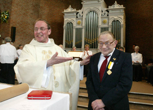 \"Johan Wolters krijgt pro-ecclesia onderscheiding, kerk Heumen
Red. Rijk van Nijmegen
foto: Gerard Verschooten ?  
12-04-2004\"