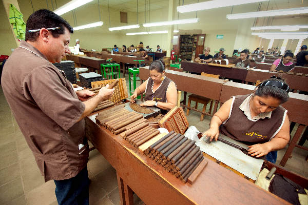 \"Januari 2011, Estelli, Nicaragua, de sigaren van  Oliva\"