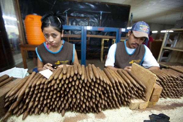 \"Januari 2011, Estelli, Nicaragua, de sigaren van  Oliva\"