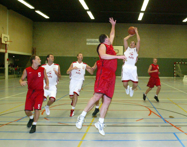 \"Basketbal Batouwe-Pigeons, Bemmel
red sport
foto: Gerard Verschooten ?  
07-03-2004\"