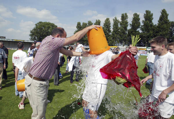 \"Rood-wit-Beuningse Boys, vreugde bij Beuniongse Boys
red sport
foto: Gerard Verschooten ?  
09-06-2003\"