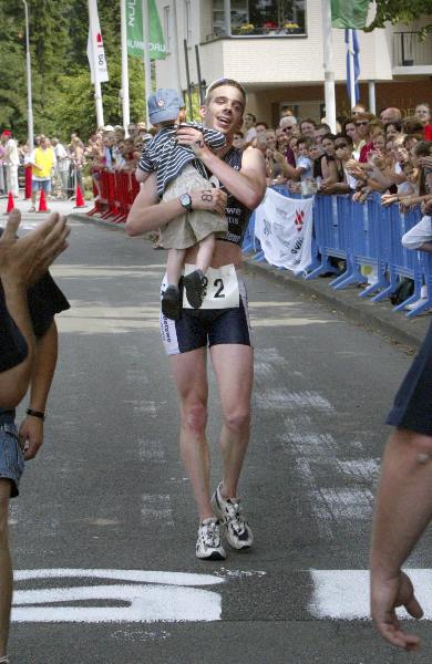 \"Eddie Lammers wint triathlon Gendt
red sport
foto: Gerard Verschooten ?  
29-06-2003\"