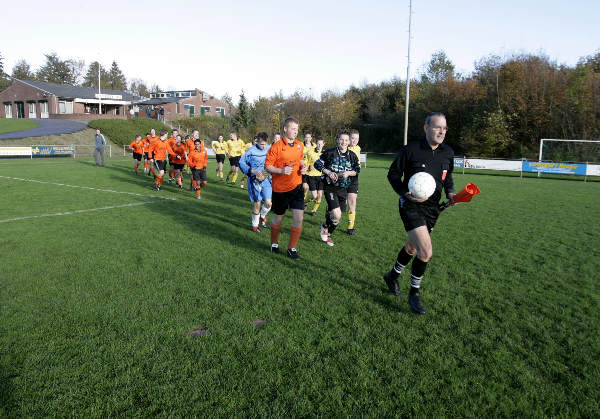 \"Voetbalscheidsrechter Jos van Boekholt fluit al meer dan veertig jaar. Gennep
Red. Boxmeer
foto: Gerard Verschooten ?  
14-11-2004\"