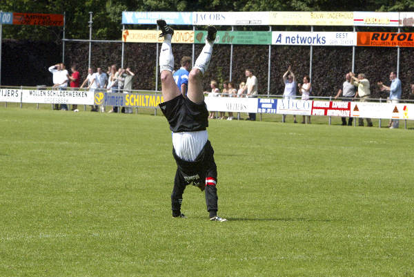 \"Voetbal Germania RKHVV, vreugde bij Germania
red sport
foto: Gerard Verschooten ?  
29-05-2003\"