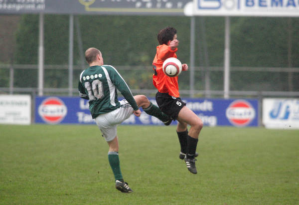 \"VOETBAL: De Bataven-Jonge Kracht 
Red. Sport
foto: Gerard Verschooten ?  
05-12-2004\"