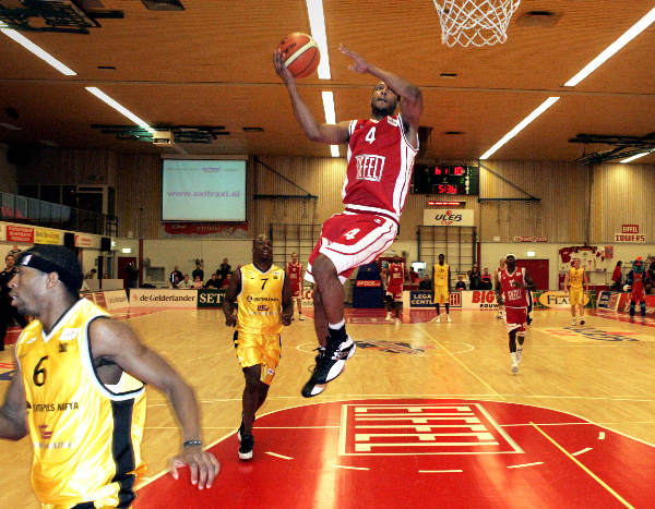 \"basketbal Eiffel Towers-Ventpils, debacle

Red. Sport
foto: Gerard Verschooten ?  
16-11-2004\"