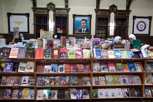 \"Mei 2010, Syriï¿½, Boekhandel in oud treinstation in Damascus\"