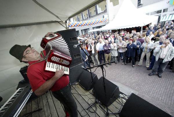 \"KUN 80 jaar Lustrumfeesten
Notaris van mourik speelt, Booby booby
red nij
foto: Gerard Verschooten ?  
13-05-2003\"