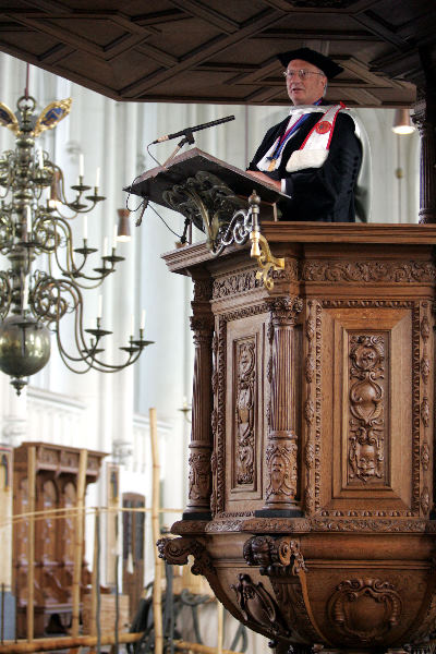 \"Afscheidscollege prof Deutman, Stevenskerk 17092004, RUN, KO door Kamminga
Foto\'s zijn auteursrechtelijk beschermd en mogen niet zonder voorafgaande
toestemming van de maker voor andere dan privé ¤oeleinden gebruikt worden.

foto: Gerard Verschooten / FOTAA ?
postbus 1482, 6501 BL Nijmegen
tel: 024-3600767, 0653 201509
Postbank 622777, lid NVF
foto@gerardverschooten.nl\"