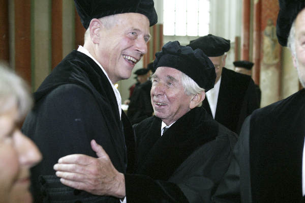 \"Oratie prof vd Putte, reumatoloog Radboud in Stevenskerk
23-05-2003
Foto\'s zijn auteursrechtelijk beschermd en mogen niet zonder voorafgaande
toestemming van de maker voor andere dan privé ¤oeleinden gebruikt worden.

foto: Gerard Verschooten / FOTAA ?
postbus 1482, 6501 BL Nijmegen
tel: 024-3600767, 0653 201509
Postbank 622777, lid NVF
foto@gerardverschooten.nl\"