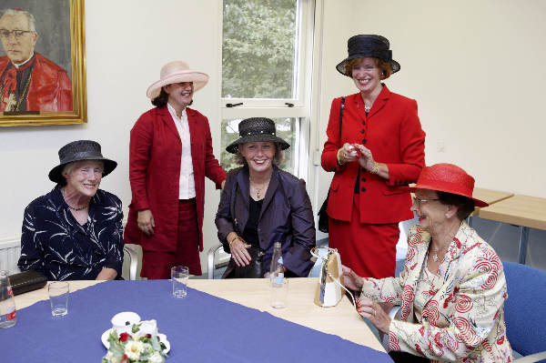 \"Oratie prof Hillen, patholoog KUN Aula 27-06-2003
Foto\'s zijn auteursrechtelijk beschermd en mogen niet zonder voorafgaande
toestemming van de maker voor andere dan privé ¤oeleinden gebruikt worden.

foto: Gerard Verschooten / FOTAA ?
postbus 1482, 6501 BL Nijmegen
tel: 024-3600767, 0653 201509
Postbank 622777, lid NVF
foto@gerardverschooten.nl\"