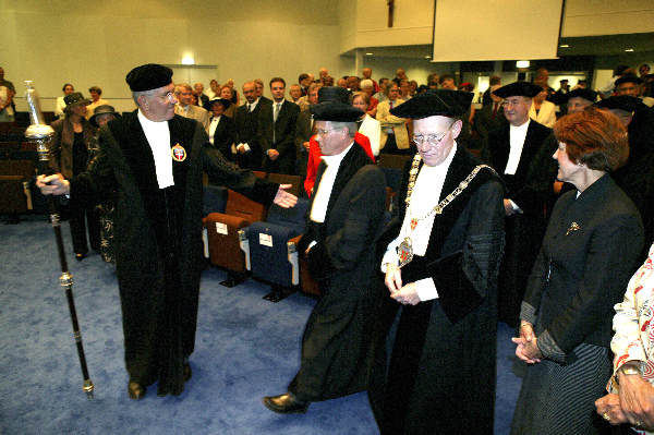 \"Oratie prof Hillen, patholoog KUN Aula 27-06-2003
Foto\'s zijn auteursrechtelijk beschermd en mogen niet zonder voorafgaande
toestemming van de maker voor andere dan privé ¤oeleinden gebruikt worden.

foto: Gerard Verschooten / FOTAA ?
postbus 1482, 6501 BL Nijmegen
tel: 024-3600767, 0653 201509
Postbank 622777, lid NVF
foto@gerardverschooten.nl\"