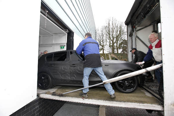 \"Zwarte kunst BMW wordt Valkhofmuseum binnengereden, had geen cm breder moeten zijn\"