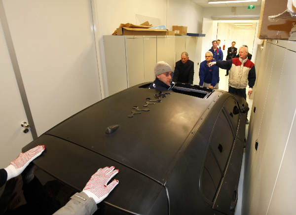 \"Zwarte kunst BMW wordt Valkhofmuseum binnengereden, had geen cm breder moeten zijn, Swip Stolk\"