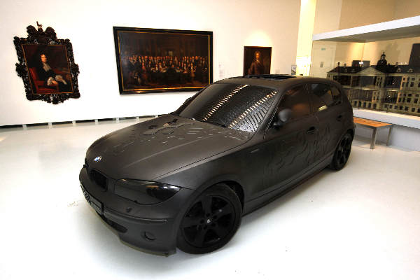 \"Zwarte kunst BMW wordt Valkhofmuseum binnengereden, had geen cm breder moeten zijn\"