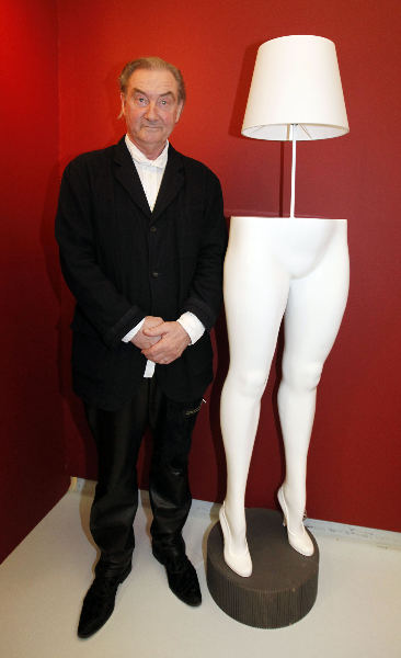 \"Nijmegen, 5-2-2009 . Valkhofmuseum, tentoonstelling van Jan Jansen, Nijmeegs schoenontwerper en Swip Stolk
Jansen bij door hem ontworpen meubel\"
