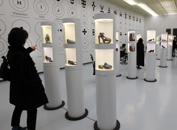 \"Nijmegen, 8-2-2009 . Opening tentoonstelling meesterontwerpers schoenontwerper Jan Jansen en vormgever Swip Stolk in Valkhof museum\"