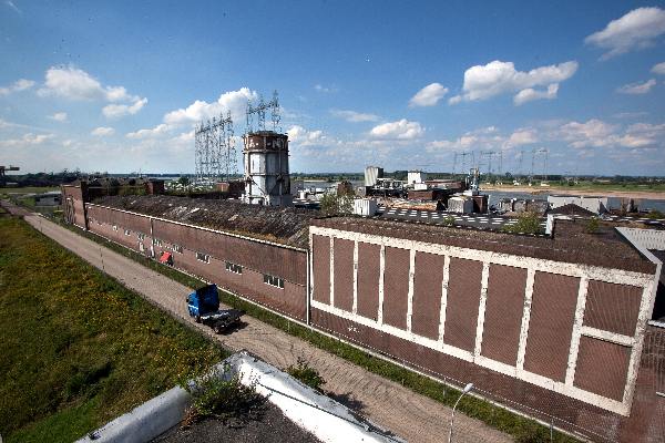 \"Nijmegen, 2-8-2010 . Uitzicht vanaf het dak van de Vasim, daar waar de nieuwe stadsbrug komt\"