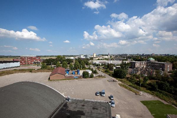 \"Nijmegen, 2-8-2010 . Uitzicht vanaf het dak van de Vasim, daar waar de nieuwe stadsbrug komt\"