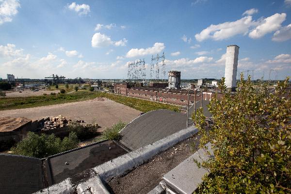 \"Nijmegen, 2-8-2010 . Uitzicht vanaf het dak van de Vasim, daar waar de nieuwe stadsbrug komt\"