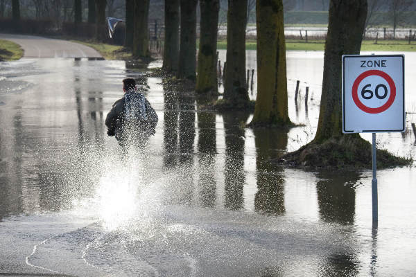 \"Mook, Middelaar, Hoger Maaswater,Cuyksesteeg, fietser over ondergelopen weg\"