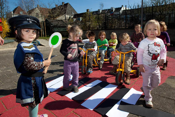 \"Nijmegen, 24-3-2011 . Oude Weeshuis, Papengas  Kleuters krijgen verkeersles\"