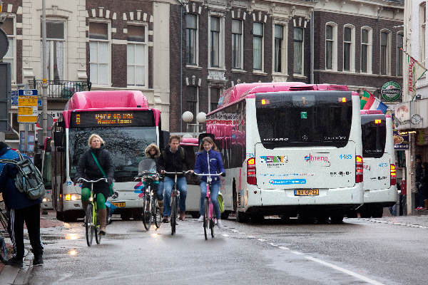 \"Nijmegen, 10-3-2011 . smetiusstraat/bloemerstraat, chaotische toestanden bij bushalte, busschauffeurs klagen dat het erg onveilig is op de genoemde straten\"